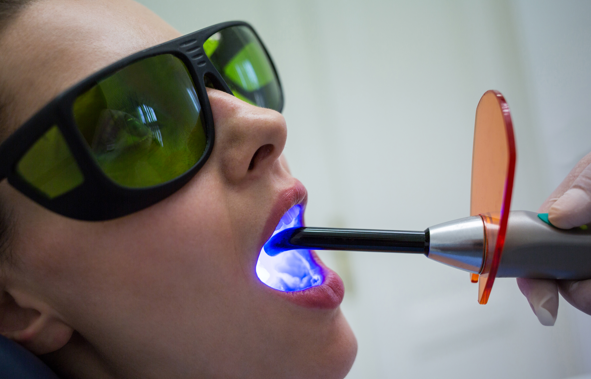 Auxilia na cicatrização, reduz inflamações e acelera a recuperação.